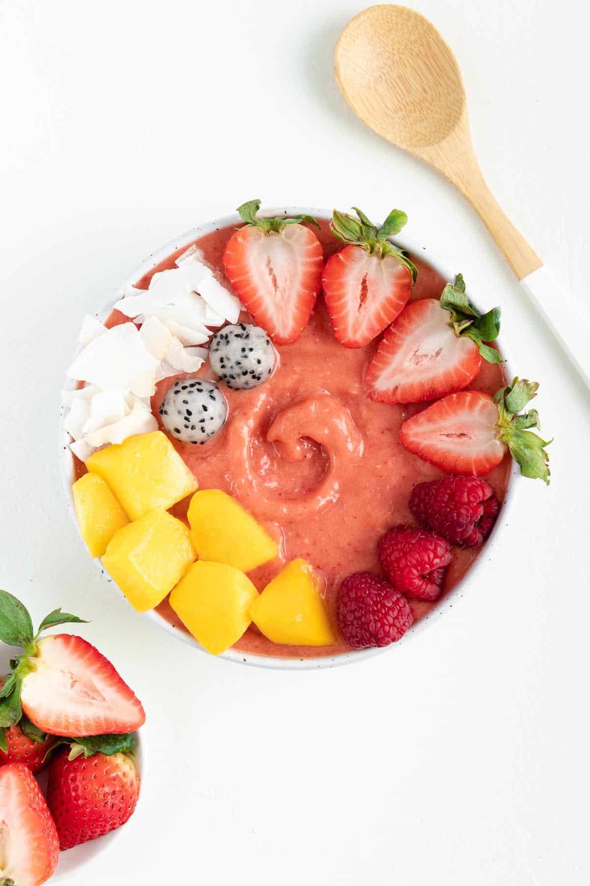 https://www.purelykaylie.com/wp-content/uploads/2020/02/Strawberry-Mango-Smoothie-Bowl-2.jpg